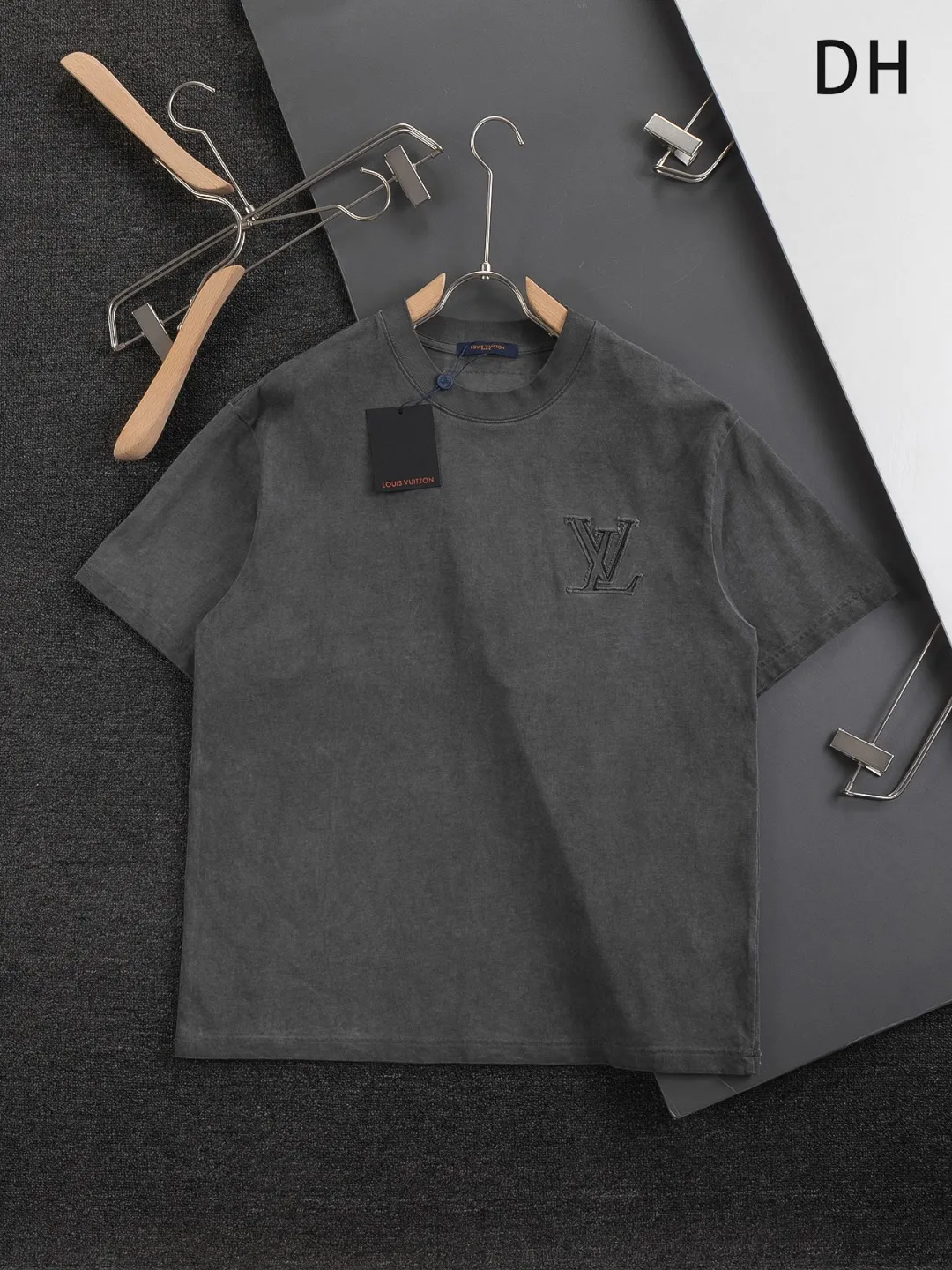 🅿️250 Louis Vuitton 1V Lvjia slightly wide version S-Xl LV 25ss new product counters are on the shelves at the same time. Multiple craftsmanship, chest cut letter patch, back panel cut clover ☘️ patch, letter signature style, one-piece design 🪡 Embroidered round neck short-sleeved T-shirt, same style for men and women! Synchronized with the official website, pure cotton fabrics at the counter! It is close to the skin and comfortable, durable and easy to wear. It has a classic and simple logo design and meticulous original craftsmanship. Short-sleeves, a must-have item for men, do not appear to be the same for the general public, but must be unique and eye-catching. This LV short-sleeve is all about quality, comfort, the same shape and fashion as always, including fabrics and cutting techniques. All of them have been made with great effort! 320 grams of washed pure cotton fabric, pure cotton is breathable, very refreshing and comfortable for daily wear. The rib knitting on the neckline is smooth and tight, and the neckline will not be skewed if you toss it at will. The loose version, you will find that it looks really good on the upper body. The overall is minimalist and neat, super versatile for daily use! Pair it casually with a pair of pants for a youthful look. A T-shirt will make your outfit crazy. It is a fashionable item that can never go wrong! Color: dark gray light blue, Size: S-XL Size chart: S: Shoulder width 50-Bust 54-Length 70 M: Shoulder width 52-Bust 56.5-Length 72 L: Shoulder width 54-Bust 59-Length 74 XL: Shoulder width 56-Bust 61.5-Length 76